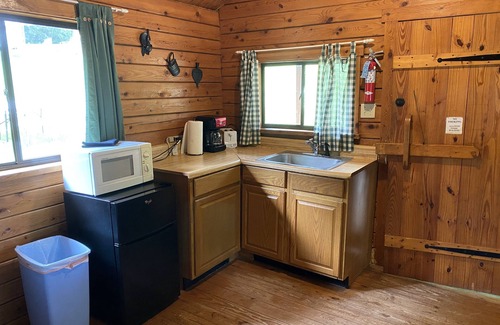 Salisbury Cabina | Poolside Rustic Cabin- Cabin 4