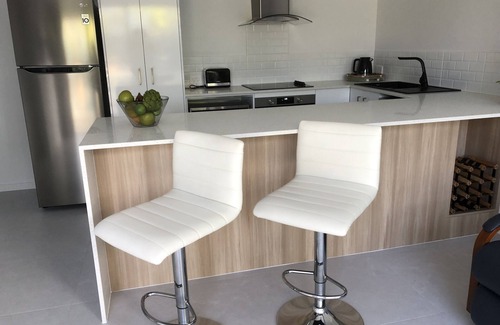 Buddina Apartamento | Poolside self contained unit walk to beach