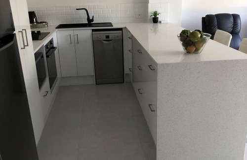 Buddina Apartamento | Poolside self contained unit walk to beach