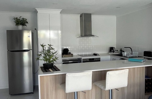 Buddina Apartamento | Poolside self contained unit walk to beach