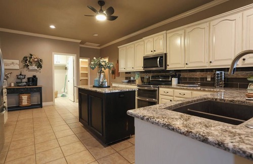 Wolfforth Casa | Poolside SW Vista Escape 6 Bedroom Just 20 Minutes to Tech