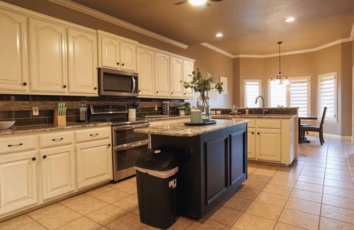 Wolfforth Casa | Poolside SW Vista Escape 6 Bedroom Just 20 Minutes to Tech