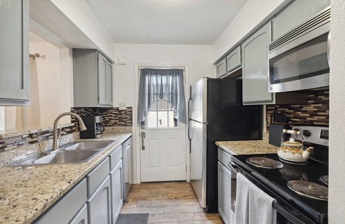 South Side Condominio | Poolside this Summer at Cozy Gardens Retreat