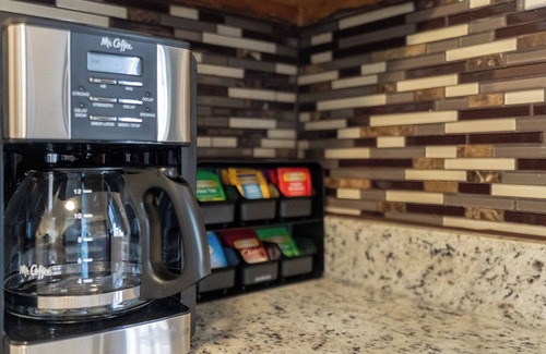 South Side Condominio | Poolside this Summer at Cozy Gardens Retreat