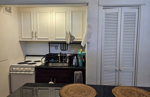 Waikiki Apartamento | Poolside Waikiki Retreat w/ AC, surfboard storage, walking distance to beach!