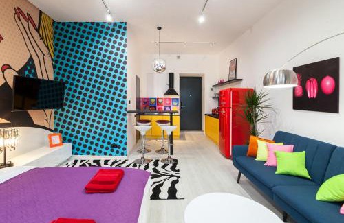 Lviv City Center Apartamento | POP ART flat near Opera-Self Check-in & NETFLIX