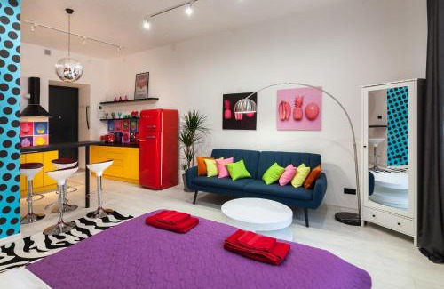 Lviv City Center Apartamento | POP ART flat near Opera-Self Check-in & NETFLIX