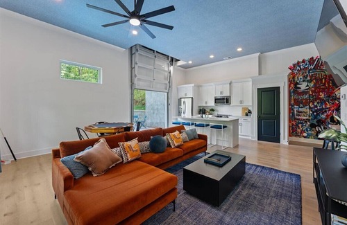 Red Bank Casa | Pop Art on Hedgewood 4BR Game Room Hot Tub Screened Porch 3 Min to Downtown