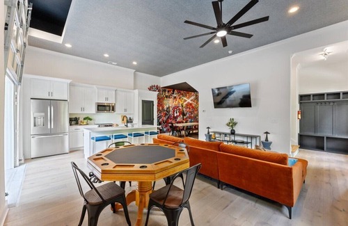 Red Bank Casa | Pop Art on Hedgewood 4BR Game Room Hot Tub Screened Porch 3 Min to Downtown