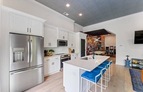 Red Bank Casa | Pop Art on Hedgewood 4BR Game Room Hot Tub Screened Porch 3 Min to Downtown