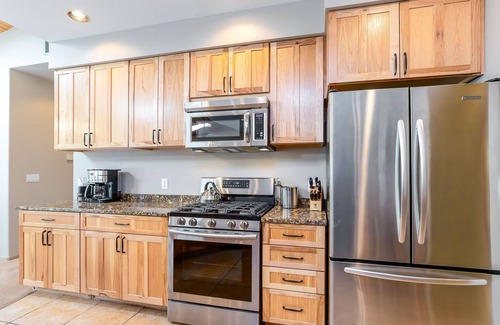 Deer Park Casa | POPL15-Contemporary Sunriver Getaway | AC, Hot Tub