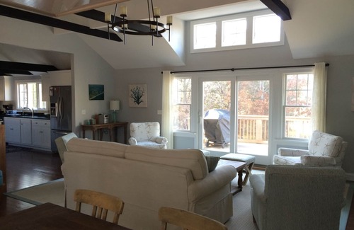 Popponesset Island Casa | Diseño personalizado y renovado Island Waterfront Ranch con Deepwater Dock