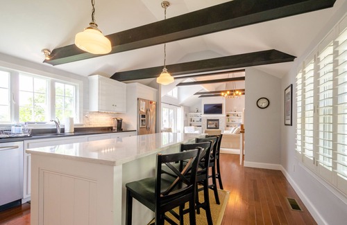 Popponesset Island Casa | Diseño personalizado y renovado Island Waterfront Ranch con Deepwater Dock