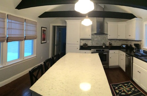 Popponesset Island Casa | Diseño personalizado y renovado Island Waterfront Ranch con Deepwater Dock