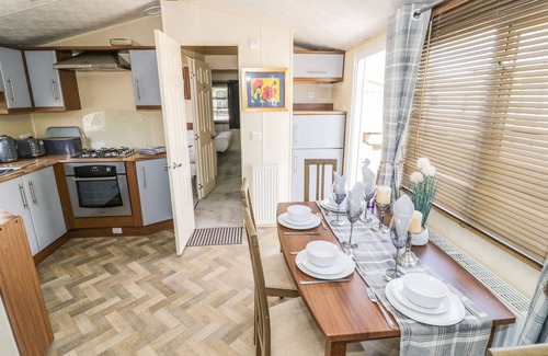 Tiddington Cabaña | POPPY LODGE, pet friendly, with a garden in Stratford-Upon-Avon