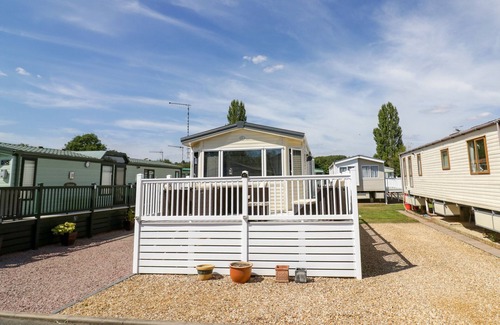 Tiddington Cabaña | POPPY LODGE, pet friendly, with a garden in Stratford-Upon-Avon