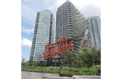 Hunters Point Apartamento | Popular L.I.C Apartment - 1 stop from Manhattan