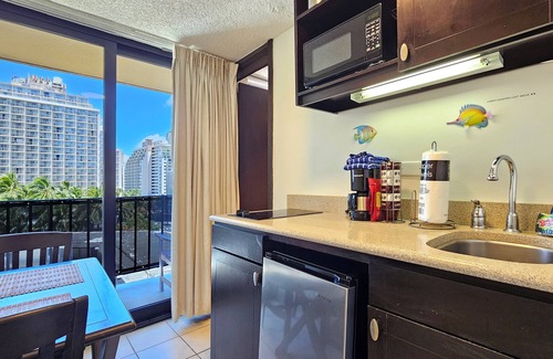 Honolulu Apartamento | Popular self-contained Apartment in Waikiki Sleeps 2-3 guests.