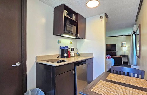 Honolulu Apartamento | Popular self-contained Apartment in Waikiki Sleeps 2-3 guests.