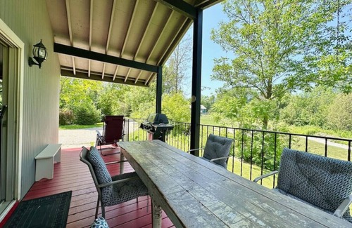 Meaford Casa | Porchside Retreat: Sauna and Treeline Backyard