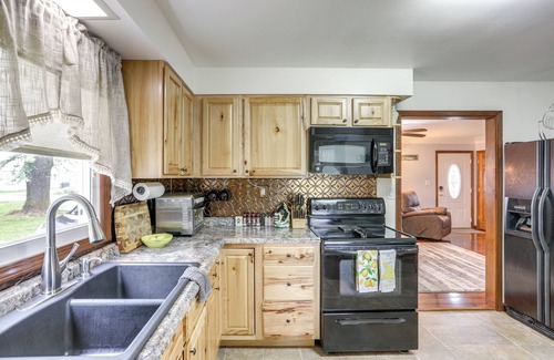 Lacarne Casa | Port Clinton Home: Hot Tub, Steps to Portage River