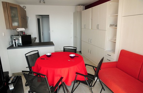 Toulon - Hyeres Apartamento | Port d'Hyères, estudio renovado, 3 personas, terraza, vista al mar, a 200 metros de la playa