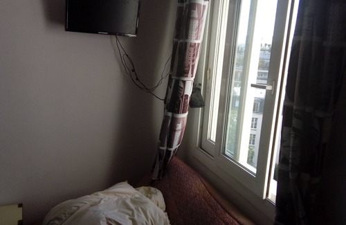 Auteuil Apartamento | Porte d'Auteuil room no WiFi, no internet access by back staircase