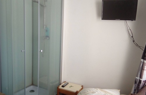 Auteuil Apartamento | Porte d'Auteuil room no WiFi, no internet access by back staircase