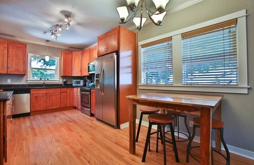 Montavilla Casa | Portland Bungalow Near Shops, restaurants and airport!