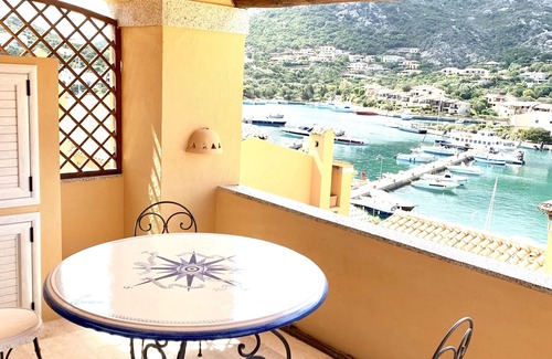 Porto Cervo Apartamento | Ático Porto Cervo Marina, gran terraza, WI-FI y aparcamiento gratuito. Paseo por la playa
