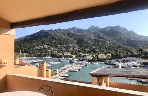 Porto Cervo Apartamento | Ático Porto Cervo Marina, gran terraza, WI-FI y aparcamiento gratuito. Paseo por la playa