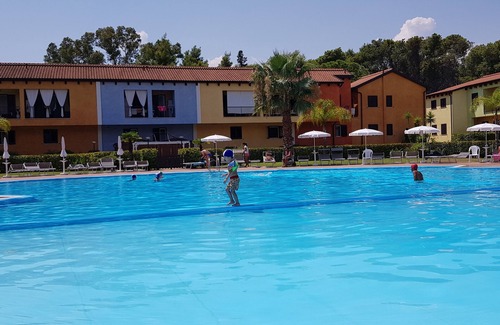 Lido Condominio | POSEIDONE-Apartamentos refinados en pueblo con piscina.