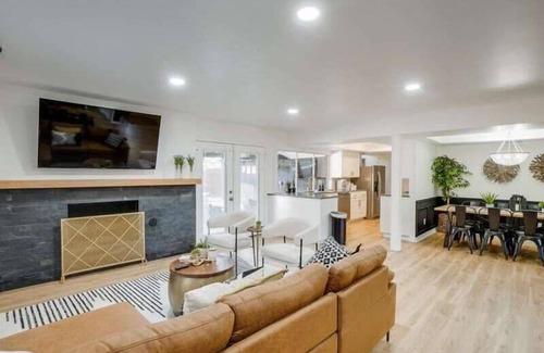 Northwest Dallas Casa | Posh 6BR/3B Home with Pool, Media/Game Room & Hot Tub