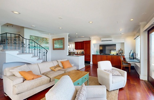 Diamond Head - Kapahulu - St. Louis Casa | Posh, beachfront gingerbread home with 3 lanais- walk to parks, dining, tennis