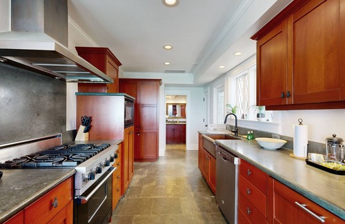Diamond Head - Kapahulu - St. Louis Casa | Posh, beachfront gingerbread home with 3 lanais- walk to parks, dining, tennis