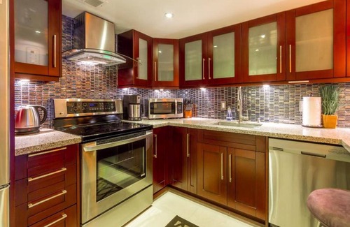 Waikiki Condominio | Posh & Lavish ... 2 ADJOINING SUITES ... Direct Ocean Views