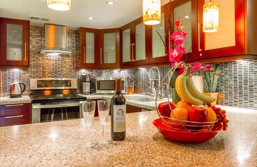 Waikiki Condominio | Posh & Lavish ... 2 ADJOINING SUITES ... Direct Ocean Views
