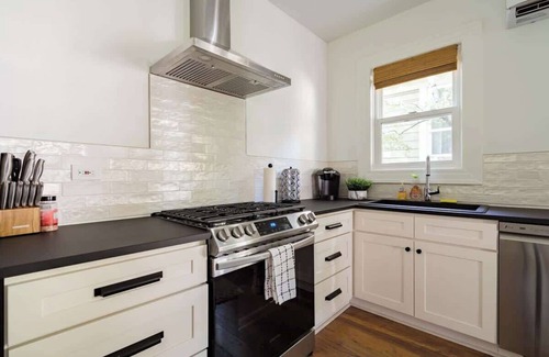 Uptown Casa | Posh Local 2BR - Boutiques & Eateries