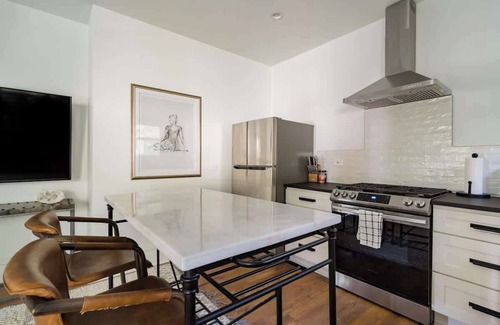 Uptown Casa | Posh Local 2BR - Boutiques & Eateries