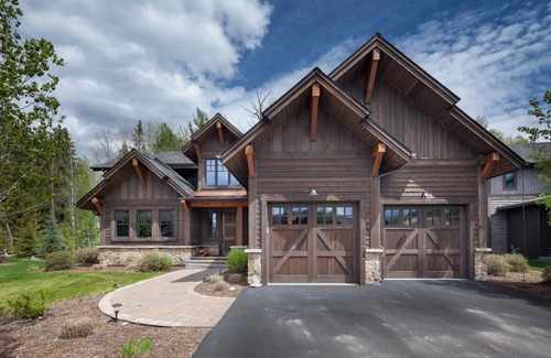 Whitefish Apartamento | Posh Multi-Level Retreat w/Preserve Views, BBQ, Kid’s Playroom