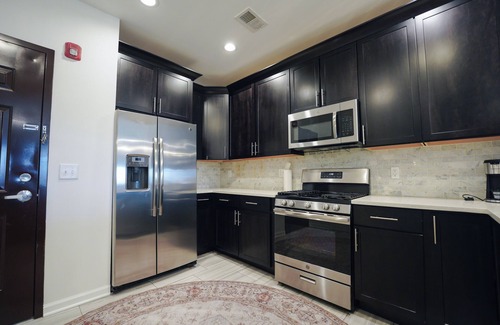 Elizabeth Apartamento | Posh Urban Loft Living: Your Stylish Downtown Experience