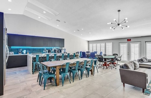 Spring Valley Casa | Posh Villa 8 Bdr X 5 Bth 16 Bds