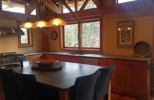 Nelson Casa | Post y viga, hermosa casa, con vistas a Nelson y Kootenay Lake.