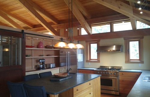 Nelson Casa | Post y viga, hermosa casa, con vistas a Nelson y Kootenay Lake.