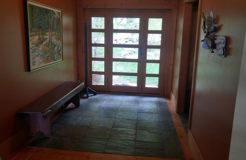 Nelson Casa | Post y viga, hermosa casa, con vistas a Nelson y Kootenay Lake.