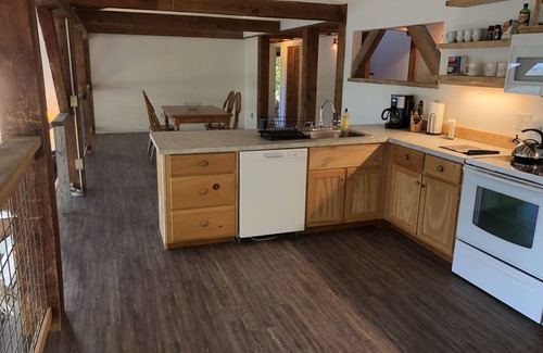 Rumney Casa | Post & Beam Chalet w/ Stunning Lake & Mountain Views