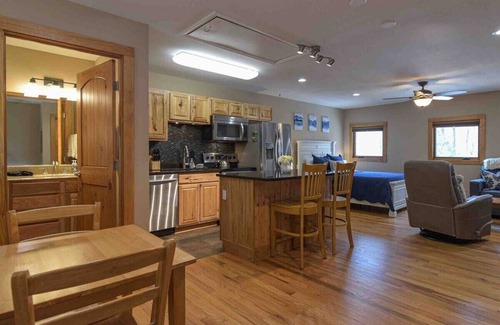 Black Mountain Apartamento | Post Helene update: no storm damage; power , water & internet all working.