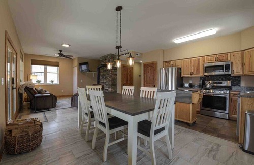 Black Mountain Apartamento | Post Helene update: no storm damage; power , water & internet all working.
