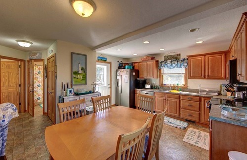 Ocracoke Casa | Potter's Place: Cozy home Just a short walk to the Ocracoke Lighthouse.
