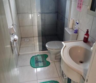 Lages Casa | POUSADA ALTERNATIVA MANU LAGES Quarto Com Banheiro no Corredor